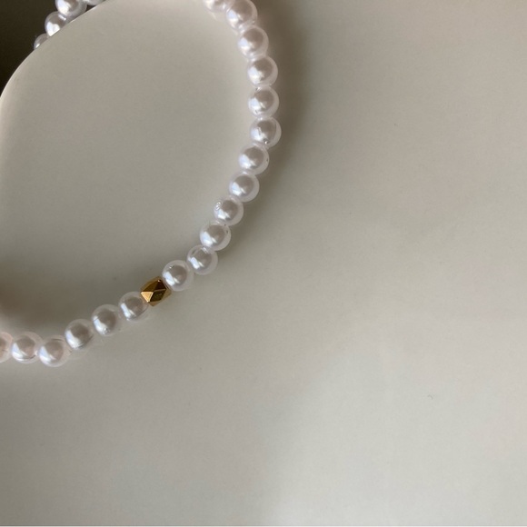 Elegant White Pearl Necklace with Gold Accent - Picture 3 of 12
